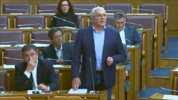 ЗАХТЕВИ ОПОЗИЦИЈЕ У СКУПШТИНИ ЦРНЕ ГОРЕ: Не одустајемо од тробојке; Одбаците из химне усташке строфе(ВИДЕО)